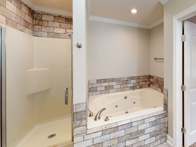 Building Photo - Move-in Ready Townhome in Desirable Sango Area