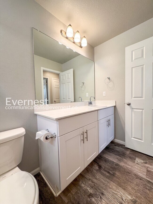 Building Photo - 3 Bed/2.5 Bath Townhome with Garage / Available Now!