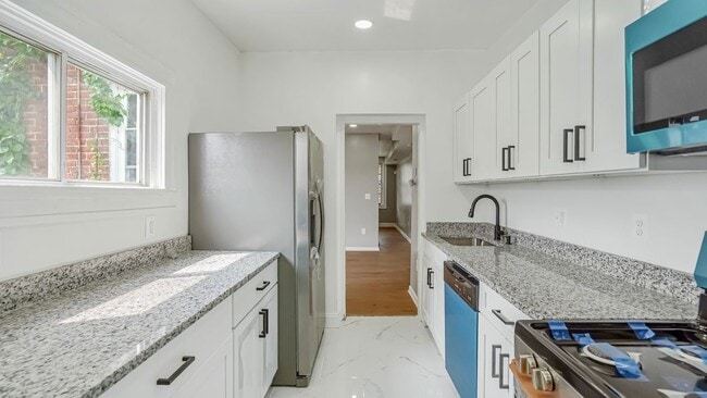 Building Photo - 3224 Kenyon Ave