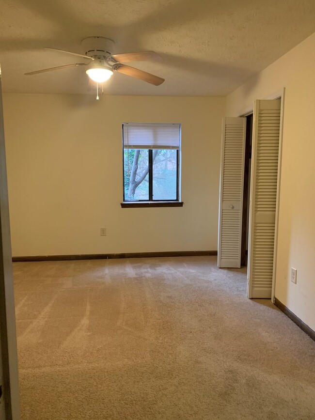 Building Photo - 1 Bedroom condo- Steps away from UGA! Available early August 2026
