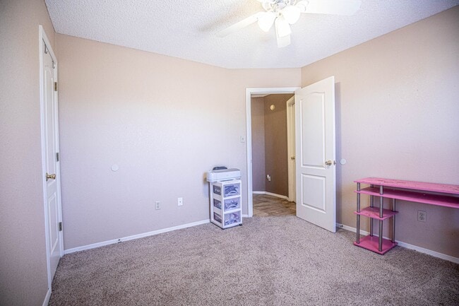 Building Photo - 3 Bedroom 2 Bathroom