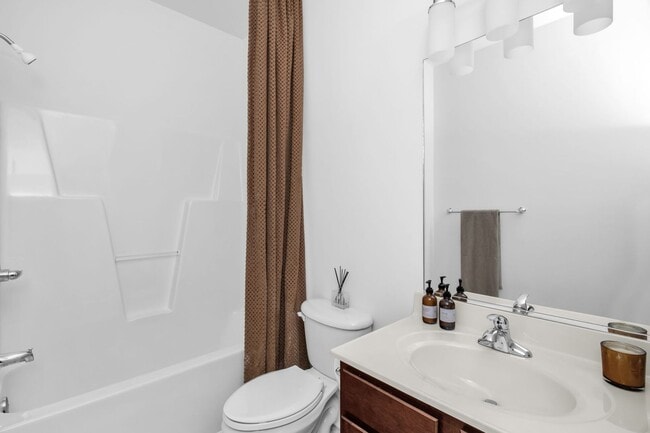 Building Photo - Beautiful Maintanance-Free 3 bedrooms 3 FU...
