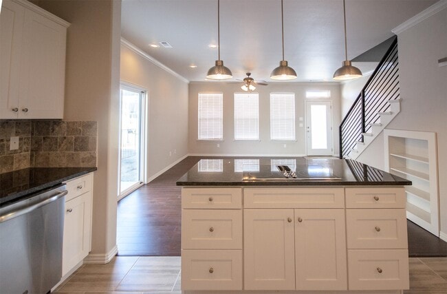 Building Photo - 641 N Keats Dr