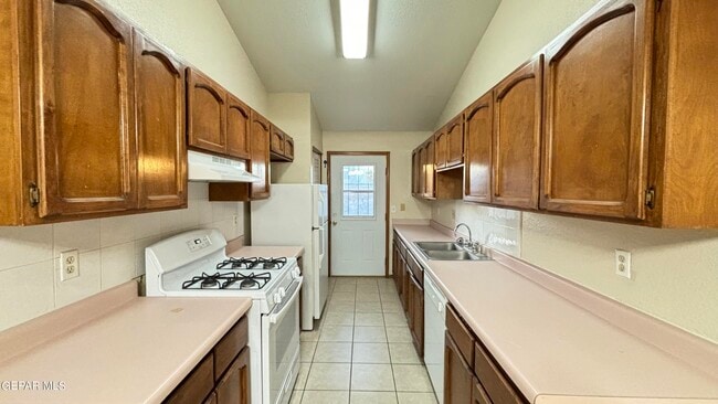 Building Photo - 10960 Delafield Dr