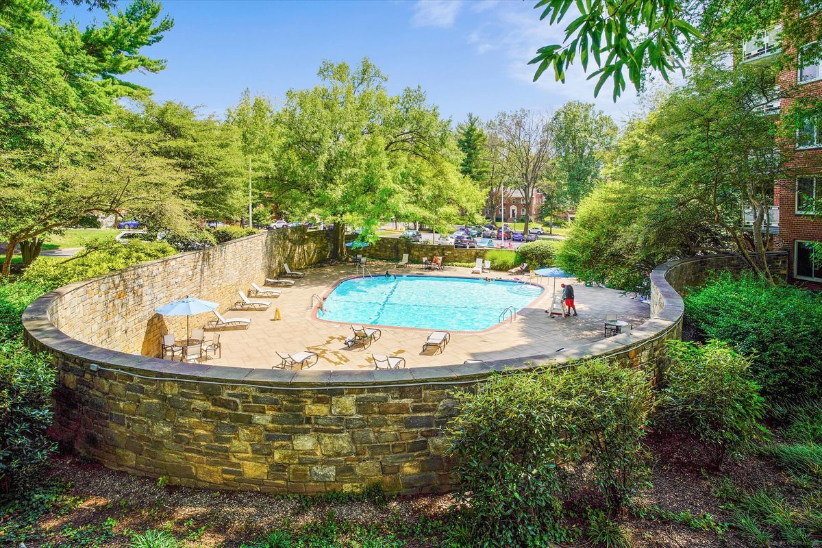 Building Photo - 4000 Tunlaw Rd NW