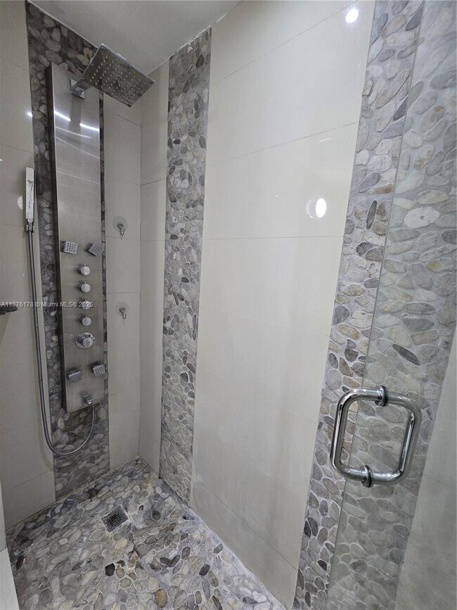 Building Photo - 5825 Collins Ave