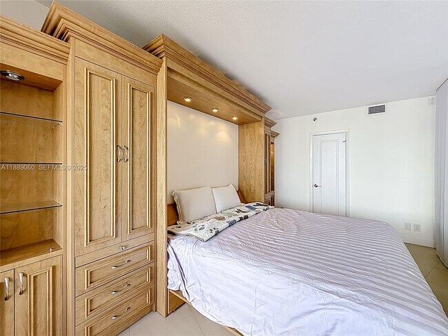 Building Photo - 1000 W Island Blvd