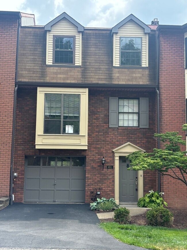 Primary Photo - Home For Rent - Thornberry Townhomes!