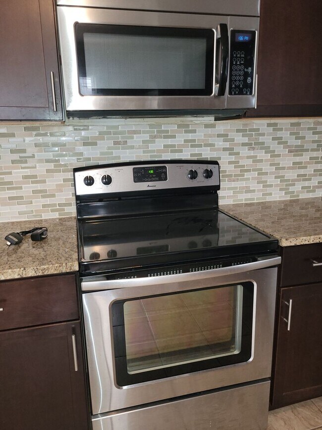 Building Photo - Beautiful 3 Bedroom Duplex