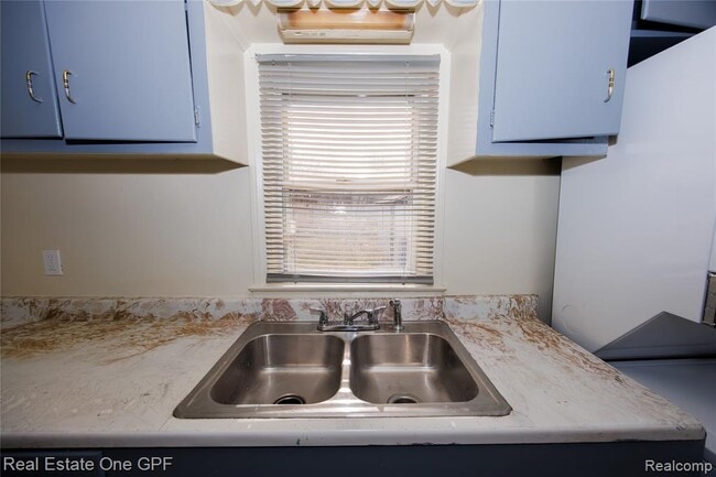 Building Photo - 8242 Maxwell Ave