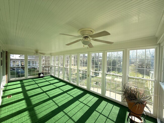 Building Photo - Beautiful 5 Bedroom 3 Bathroom House on Country Club Golf Course!