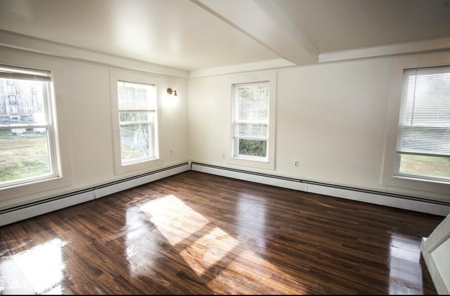 Living Room - 21 Meadow St