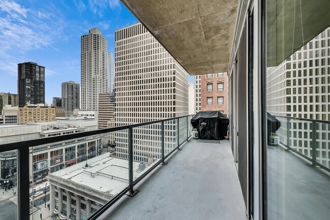 Building Photo - 550 N St Clair St