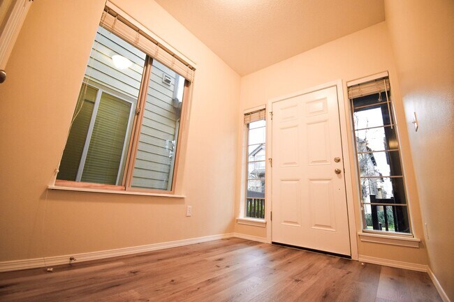 Building Photo - Beautiful Home in Amazing Neighborhood!