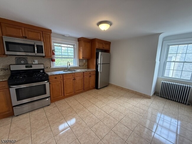 Building Photo - 629 3rd St