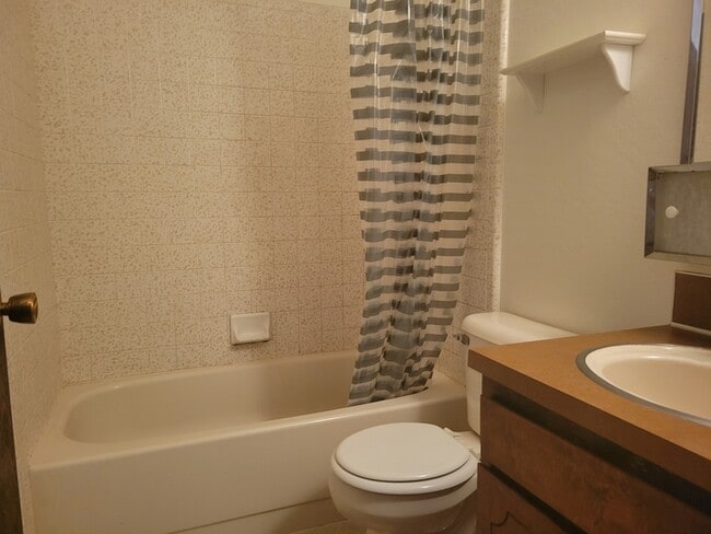 Building Photo - 400 NW Elm St