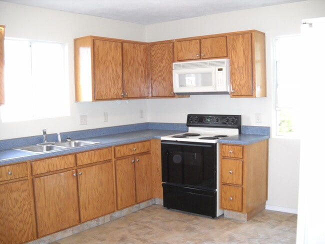 Building Photo - Palominas