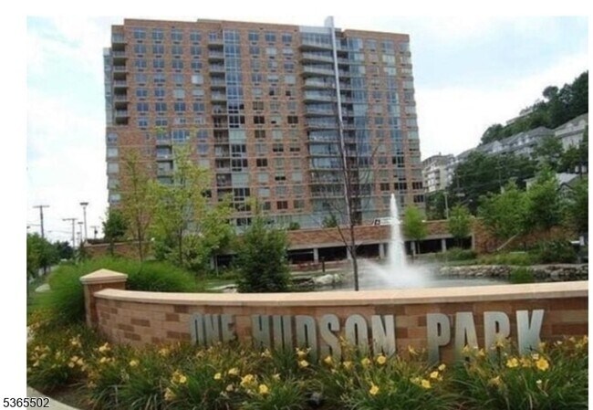 Building Photo - 1611 Hudson Park