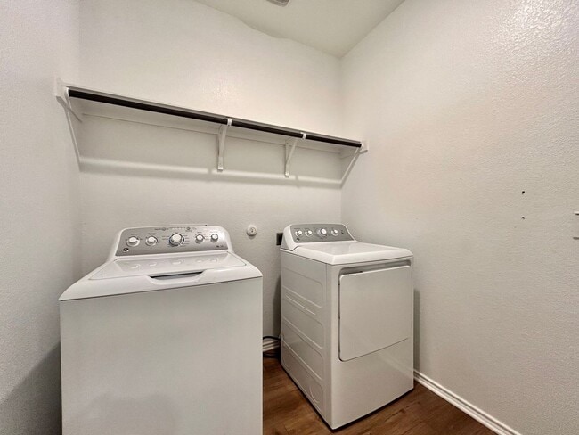 Building Photo - 208 Otter Rd