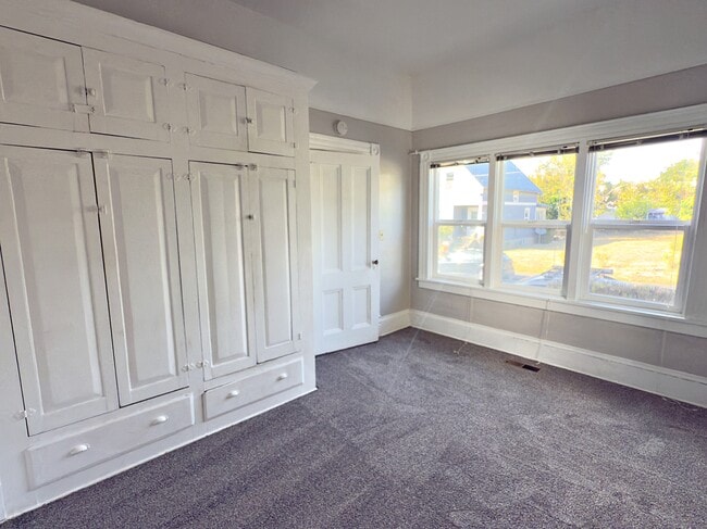 Building Photo - 4612 SE Taylor St