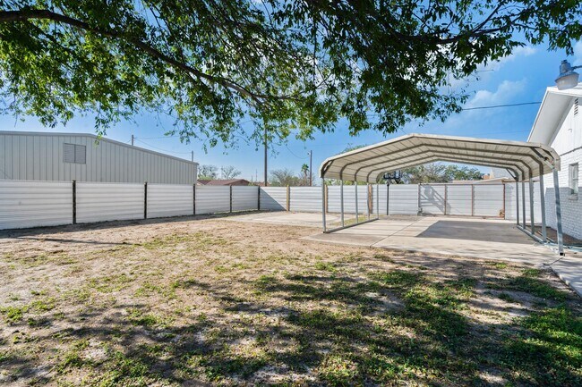 Building Photo - Vacant