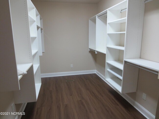 Building Photo - 8 Country Club Blvd