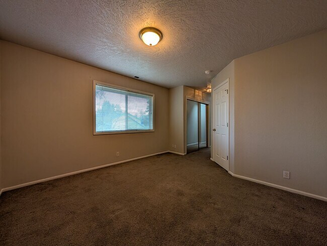 Building Photo - 3-Bedroom, 2.5-Bath Home Close To River Road In Eugene!