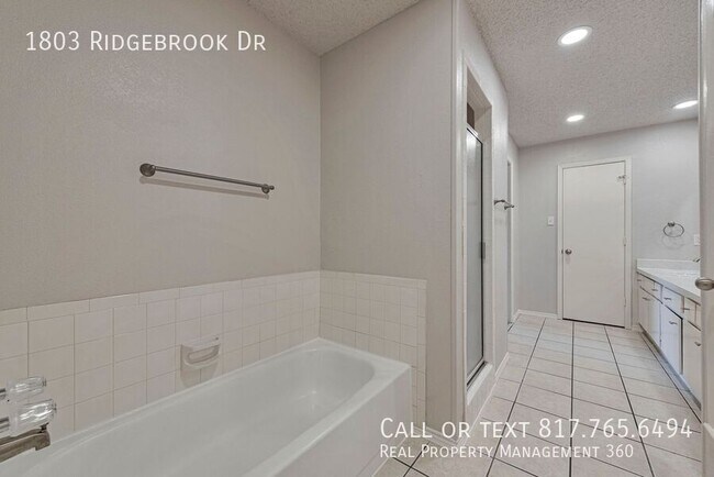 Building Photo - 1803 Ridgebrook Dr