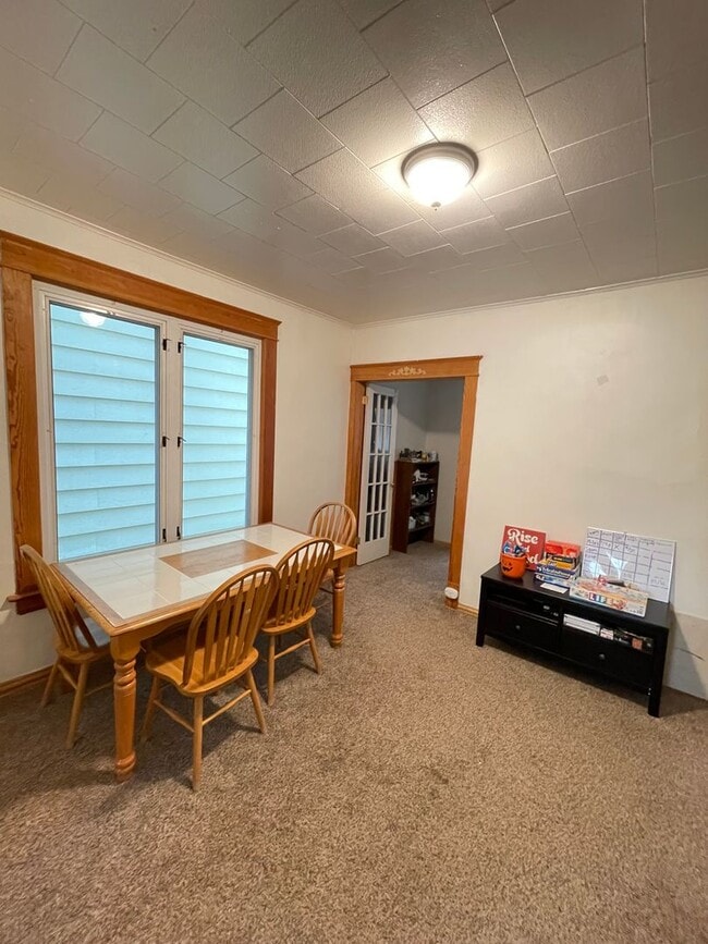 Building Photo - AVAILABLE JUNE 1st - 5 Bed, 2 Bath Home w/ Huge Enclosed Porch!