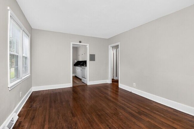 Building Photo - Charming 2BD/1BA Brick Duplex in NoDa!