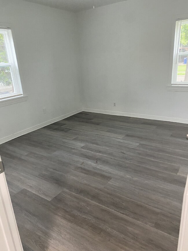 Building Photo - "Charming 3-Bed Oasis with 2 Full Baths in...