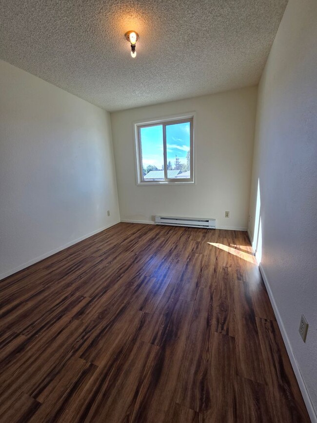 Building Photo - North Spokane 2bd 1.5 bath