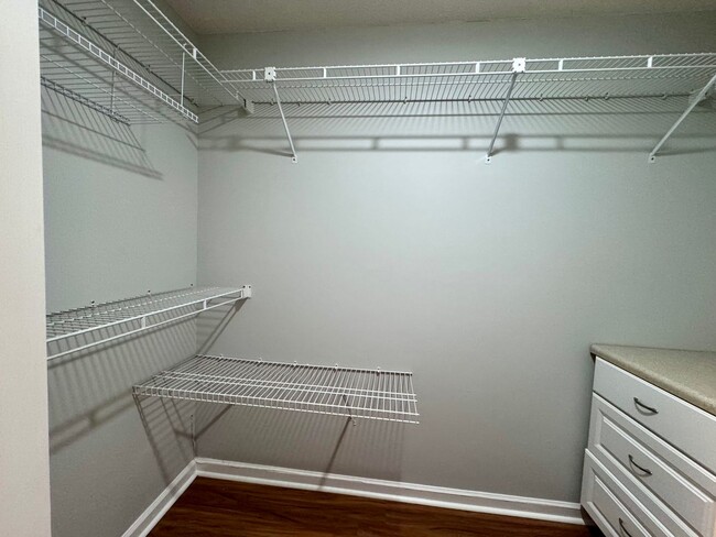 Building Photo - Desirable End Unit Townhome in Five Oaks!