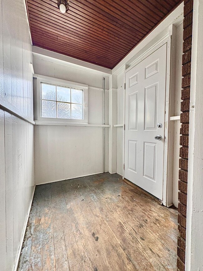 Building Photo - 1815 Kemble Ave