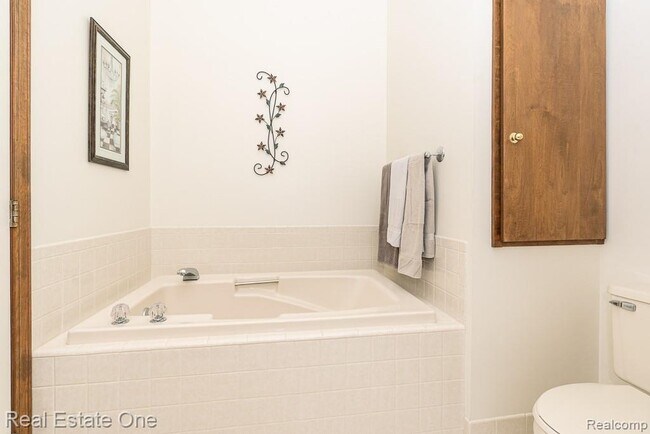 Building Photo - 1574 Devonshire Dr