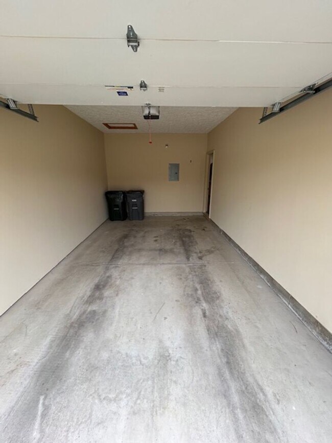 Building Photo - 1 Bedroom Apartment with Garage!