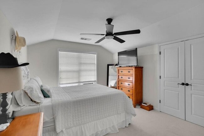 Building Photo - 6760 Waveland Dr