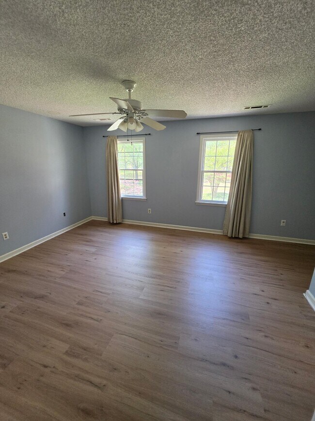 Building Photo - 4580 Shadowlawn Rd