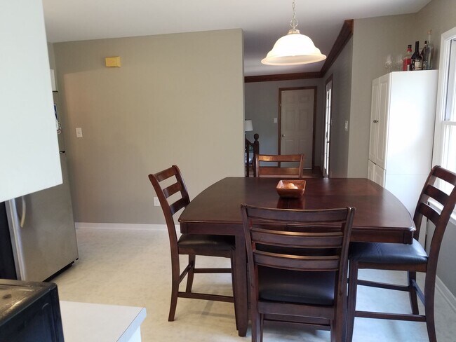 Building Photo - 4 bed room home in Midlothian with fenced rear yard