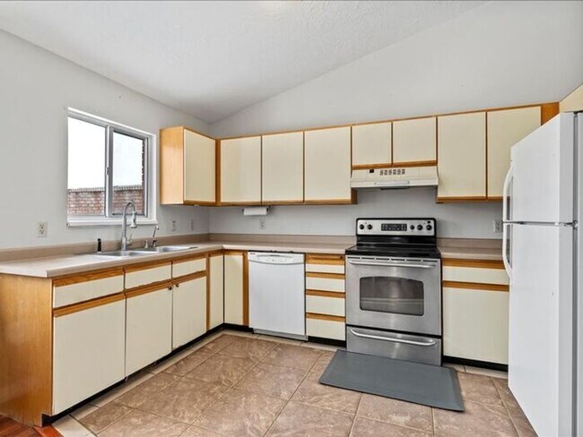 Building Photo - Salt Lake 3 bed 2 bath Family home