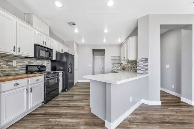 Building Photo - Stylish Hillside Townhome with Scenic Views in Gated Henderson Community!