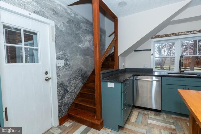 Building Photo - 562 Smithfield Ln