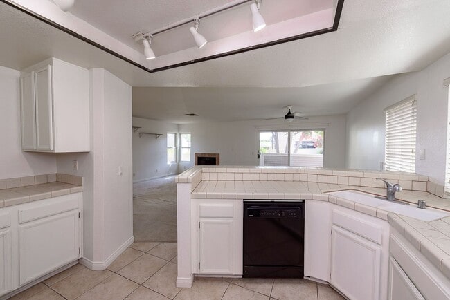 Building Photo - Convenient, Spacious Townhome for Rent in ...