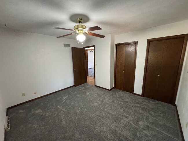 Building Photo - 3 bedroom 2 bath home with a bonus room in Davenport