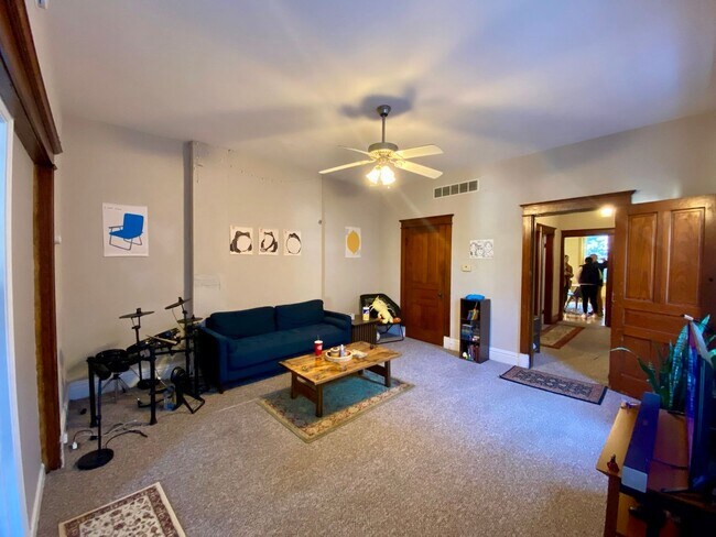 Building Photo - 2364 Victor St