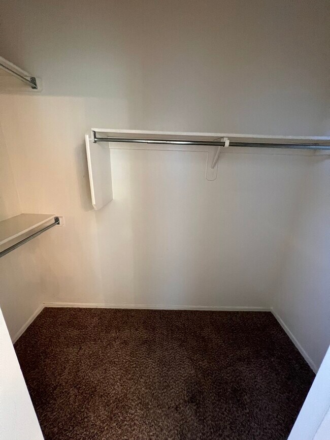 Building Photo - HOUSE FOR RENT