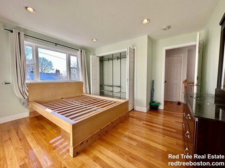 Building Photo - 62 Dunboy St