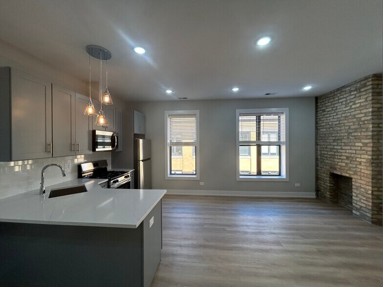 Building Photo - 423 W Belden Ave