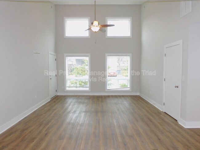 Building Photo - 934 Albert St SW