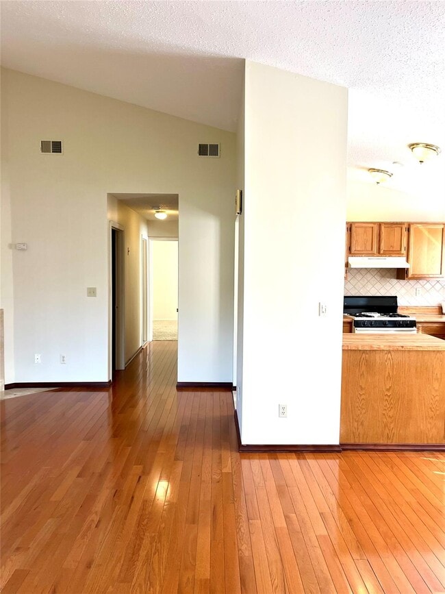 Building Photo - 4001 Whispering Hills Dr
